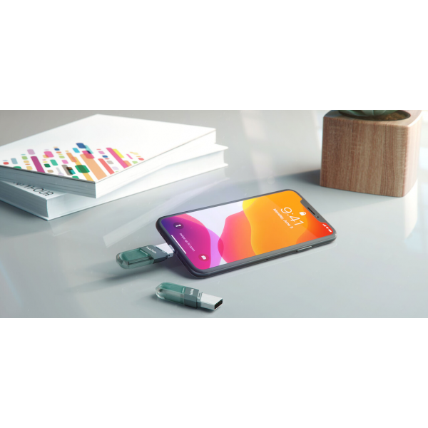 SanDisk iXpand Flash Drive 128GB USB A to Lightning